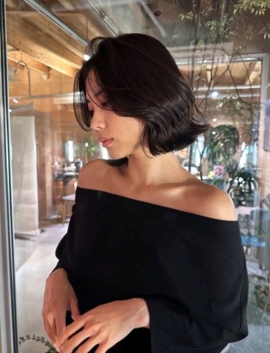 レイヤーボブ／ナチュラルブラック／外ハネくびれ