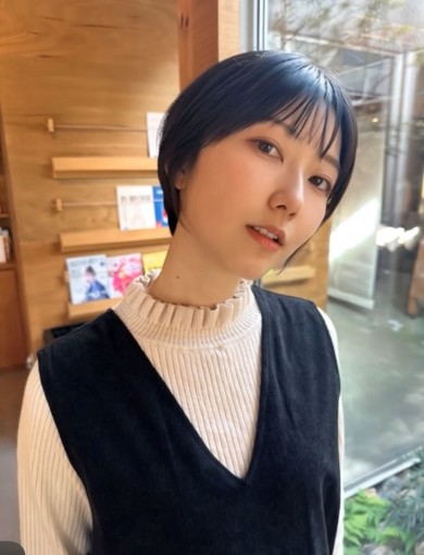 ショートボブ／ダークネイビー／シースルーバング