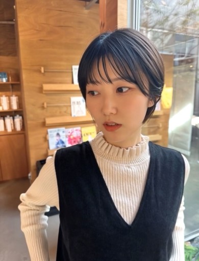 ショートボブ／ダークネイビー／シースルーバング